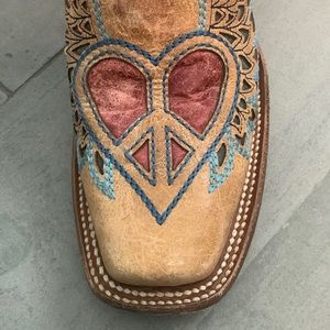 Corral Vintage women’s distressed winged heart square toe boots size 8